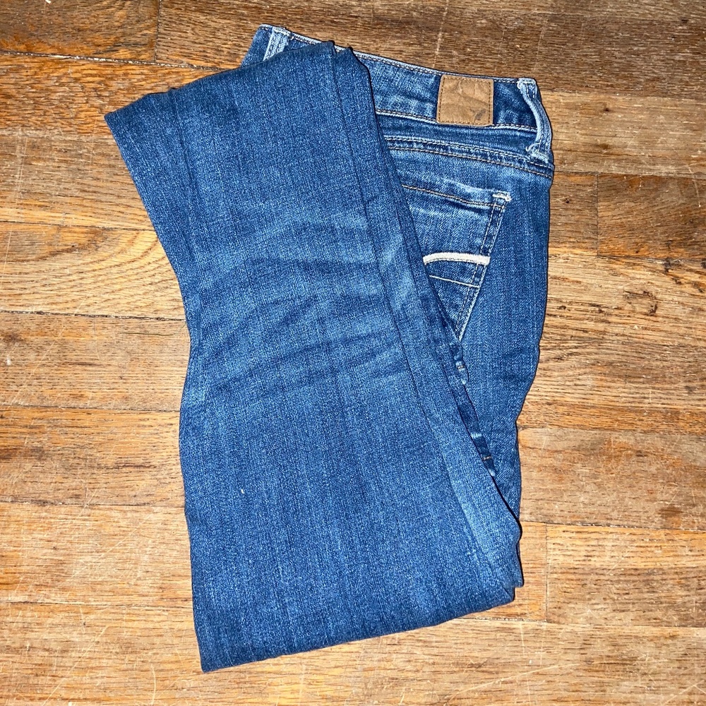 American Eagle medium wash woman jeans